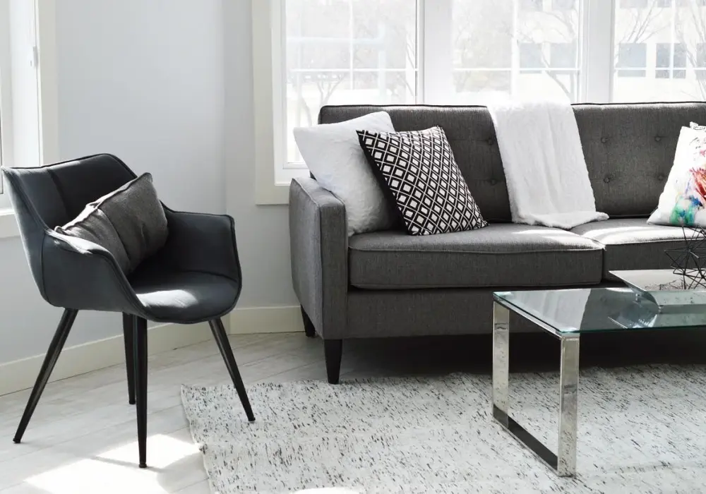 Idealna podłoga do białych mebli w salonie. Uniknij wpadek projektowych!