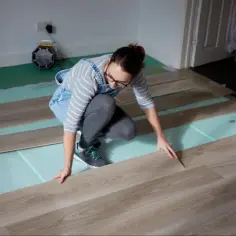 Co klasc pod panele podlogowe, aby uniknąć problemów z instalacją?