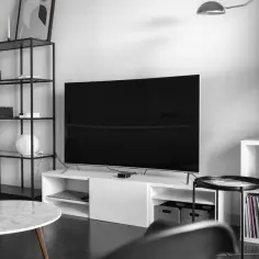 Małe mieszkanie? Idealny telewizor, który nie zabierze cennego miejsca w salonie