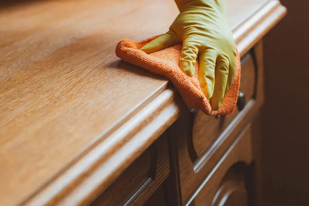 Zdjęcie Jak usunąć naklejki z szafki bez uszkadzania mebli i powierzchni