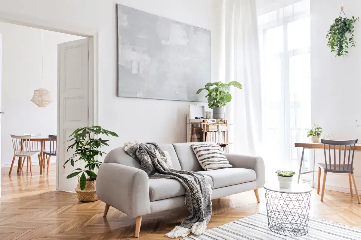 Mały salon w stylu skandynawskim ze stołem, minimalistyczny salon z jadalnią, salon Japandi mały